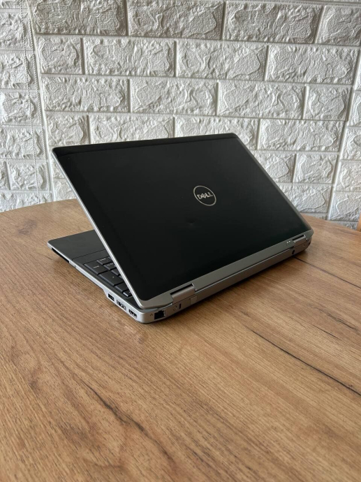 Ноутбук Б-класс Dell Latitude E6530 / 15.6&quot; (1366x768) TN / Intel Core i5-3210M (2 (4) ядра по 2.5 - 3.1 GHz) / 4 GB DDR3 / 500 GB HDD / Intel HD Graphics 4000 - 6