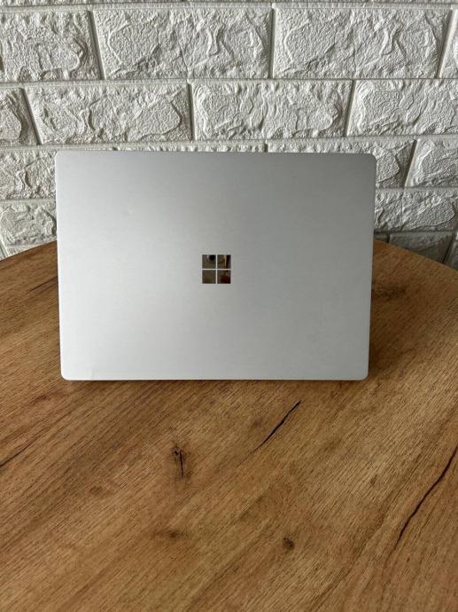 Ультрабук Б-класс Microsoft Surface Laptop / 13.5&quot; (2256x1504) IPS Touch / Intel Core i5-7300U (2 (4) ядра по 2.6 - 3.5 GHz) / 8 GB DDR4 / 256 GB SSD / Intel HD Graphics 620 / WebCam - 3