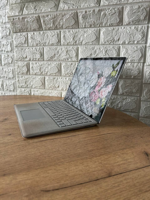 Ультрабук Б-класс Microsoft Surface Laptop / 13.5&quot; (2256x1504) IPS Touch / Intel Core i5-7300U (2 (4) ядра по 2.6 - 3.5 GHz) / 8 GB DDR4 / 256 GB SSD / Intel HD Graphics 620 / WebCam - 5