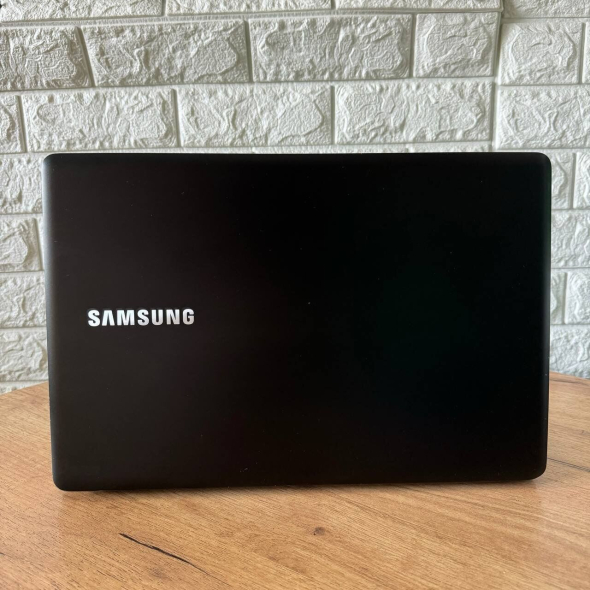 Ігровий ноутбук Samsung NP940Z5L-X03US/ 15.6 &quot; (3840x2160) IPS Touch / Intel Core i7-6700HQ (4 (8) ядра по 2.6 - 3.5 GHz) / 16 GB DDR4 / 512 GB SSD / nVidia GeForce GTX 950M, 2 GB GDDR5, 128-bit / WebCam - 3