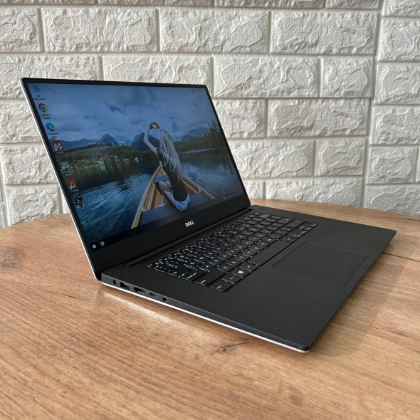 Мобільна робоча станція Dell Precision 5520/ 15.6 &quot; (1920x1080) IPS / Intel Xeon E3-1505M v6 (4 (8) ядра по 3.0 - 4.0 GHz) / 16 GB DDR4 / 256 GB SSD / nVidia Quadro M1200, 4 GB GDDR5, 128-bit / WebCam - 4