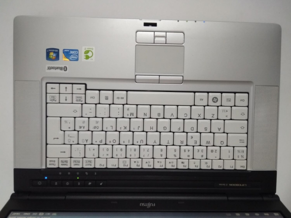 Ноутбук Fujitsu LifeBook E780 / 15.6&quot; (1600x900) TN / Intel Core i5-520M (2 (4) ядра по 2.4 - 2.93 GHz) / 4 GB DDR3 / 320 GB HDD / Intel HD Graphics / WebCam / DVD-ROM - 8