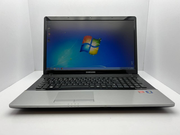 Ноутбук Samsung 305E7A / 17.3&quot; (1600x900) TN / AMD A6-3420M (4 ядра по 1.5 - 2.4 GHz) / 4 GB DDR3 / 1000 Gb HDD / AMD Radeon HD 6520M, 1 GB DDR3, 64-bit / WebCam - 2