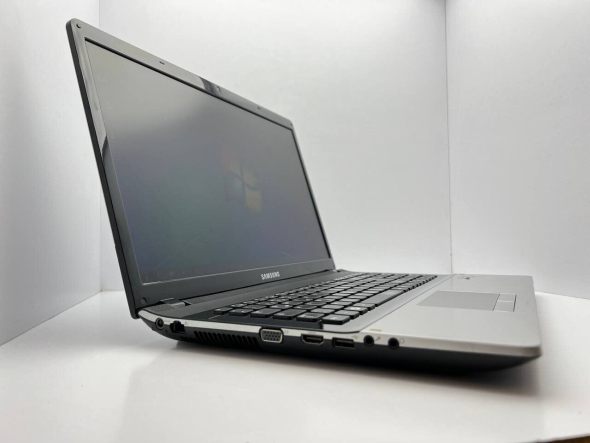 Ноутбук Samsung 305E7A / 17.3&quot; (1600x900) TN / AMD A6-3420M (4 ядра по 1.5 - 2.4 GHz) / 4 GB DDR3 / 1000 Gb HDD / AMD Radeon HD 6520M, 1 GB DDR3, 64-bit / WebCam - 3