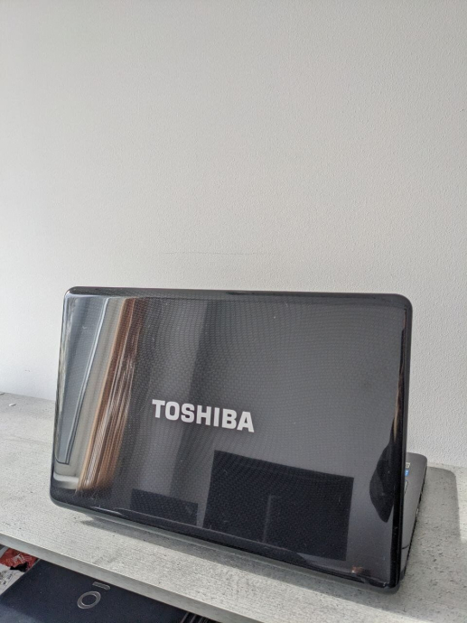 Ноутбук Б-класс Toshiba Satellite L670 / 17.3&quot; (1600x900) TN / Intel Core i3-350M (2 (4) ядра по 2.26 GHz) / 6 GB DDR3 / 240 GB SSD / AMD Radeon HD 4500, 512 MB GDDR3 64-bit / WebCam / DVD-ROM / VGA / HDMI - 6