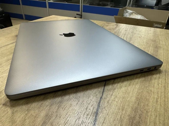 Ноутбук Б-класс Apple MacBook Pro A1990 / 15.4&quot; (2880x1800) IPS / Intel Core i9-9880H (8 (16) ядер по 2.3 - 4.8 GHz) / 16 GB DDR4 / 500 GB SSD / AMD Radeon Pro 560X, 4 GB GDDR5, 128-bit / WebCam - 7