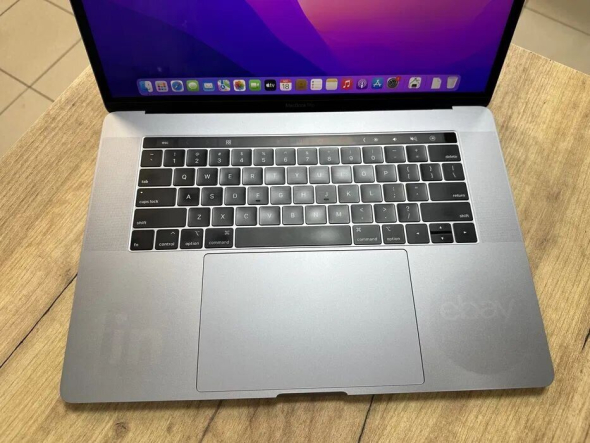 Ноутбук Б-класс Apple MacBook Pro A1990 / 15.4&quot; (2880x1800) IPS / Intel Core i9-9880H (8 (16) ядер по 2.3 - 4.8 GHz) / 16 GB DDR4 / 500 GB SSD / AMD Radeon Pro 560X, 4 GB GDDR5, 128-bit / WebCam - 3