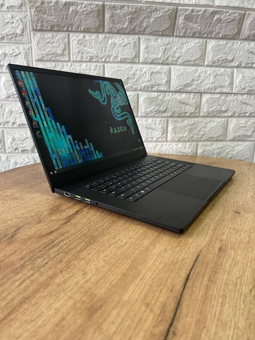 Игровой ноутбук Razer Blade 15 RZ09-0288 / 15.6&quot; (1920x1080) IPS / Intel Core i7-8750H (6 (12) ядер по 2.2 - 4.1 GHz) / 16 GB DDR4 / 512 GB SSD / nVidia GeForce RTX 2070 Max-Q, 8 GB GDDR6, 256-bit / WebCam - 4