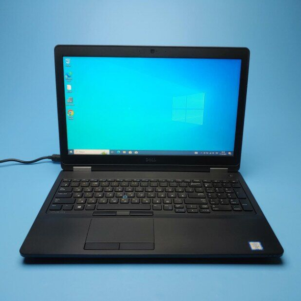 Ноутбук Б-класс Dell Latitude E5570 / 15.6&quot; (1366x768) TN / Intel Core i5-6300U (2 (4) ядра по 2.4 - 3.0 GHz) / 8 GB DDR4 / 256 GB SSD / Intel HD Graphics 520 / WebCam / Win 10 Pro - 2
